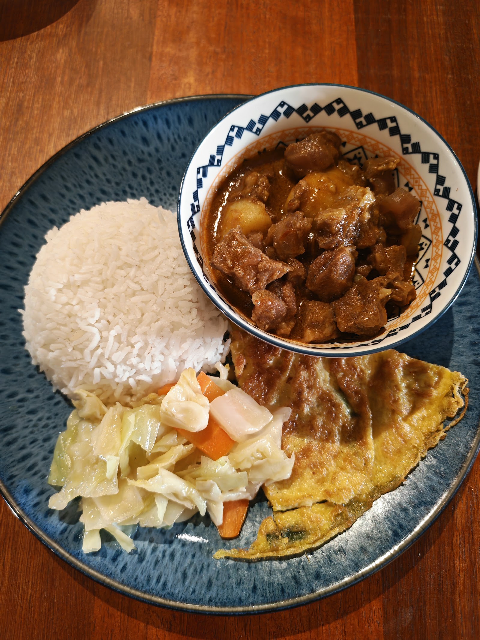 Nasi Lemak (娘惹椰浆饭) / Nasi Berlauk (煎蛋蔬菜饭) with Ayam Pongteh (娘惹豆酱焖鸡)